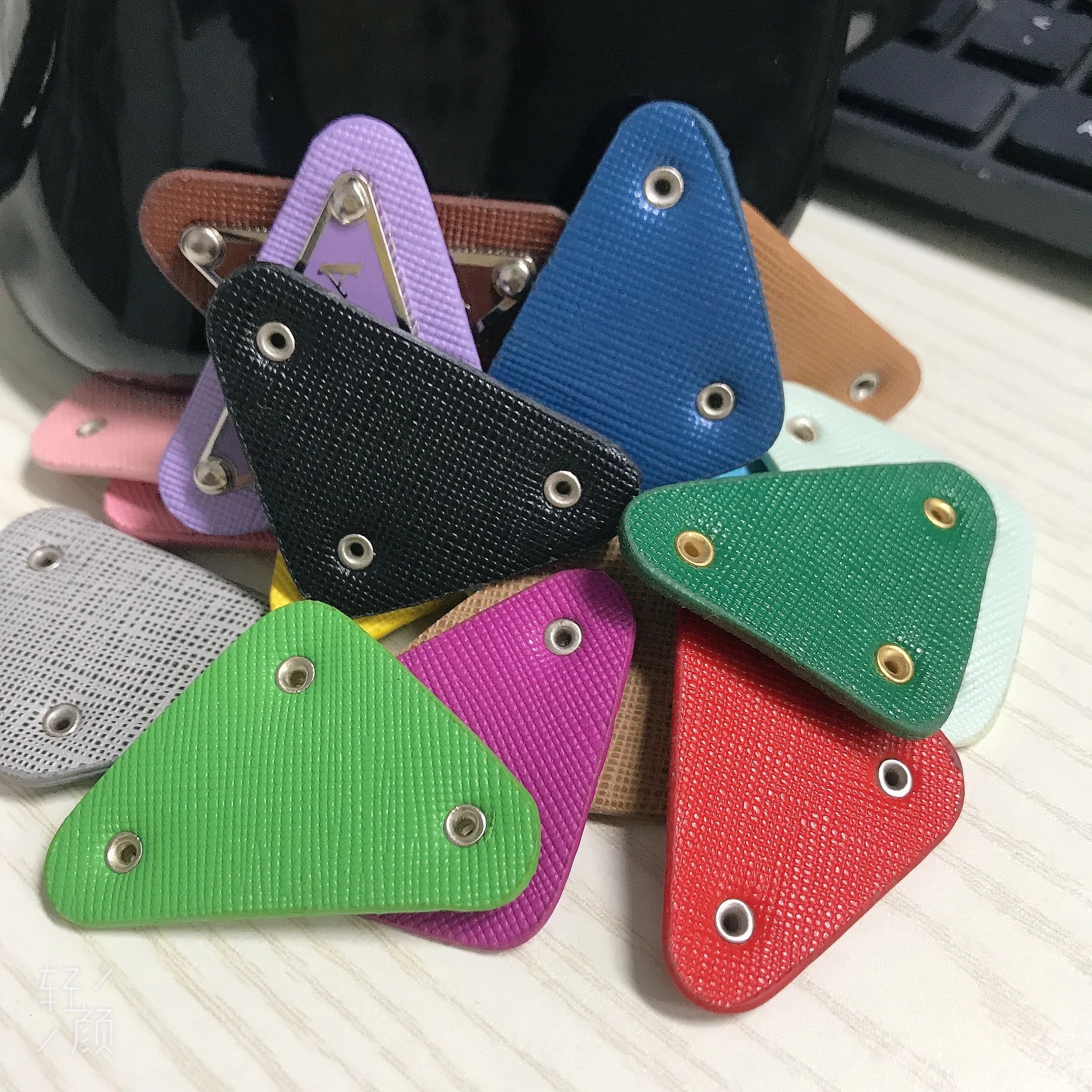 

10pcs Triangular Brand Logo Patches for Clothing Cros Shoes Charms Appliques Sew PRD Brand Embroidered Sequin Patch Badge on Hat