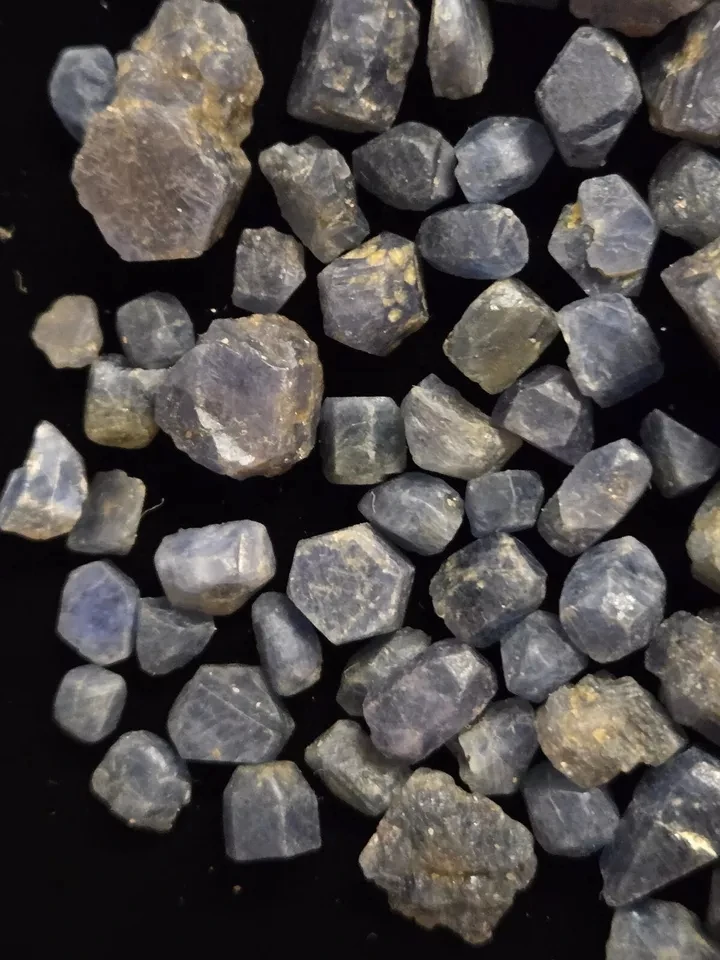 

Необработанные синие сапфиры BASILOSAURUS