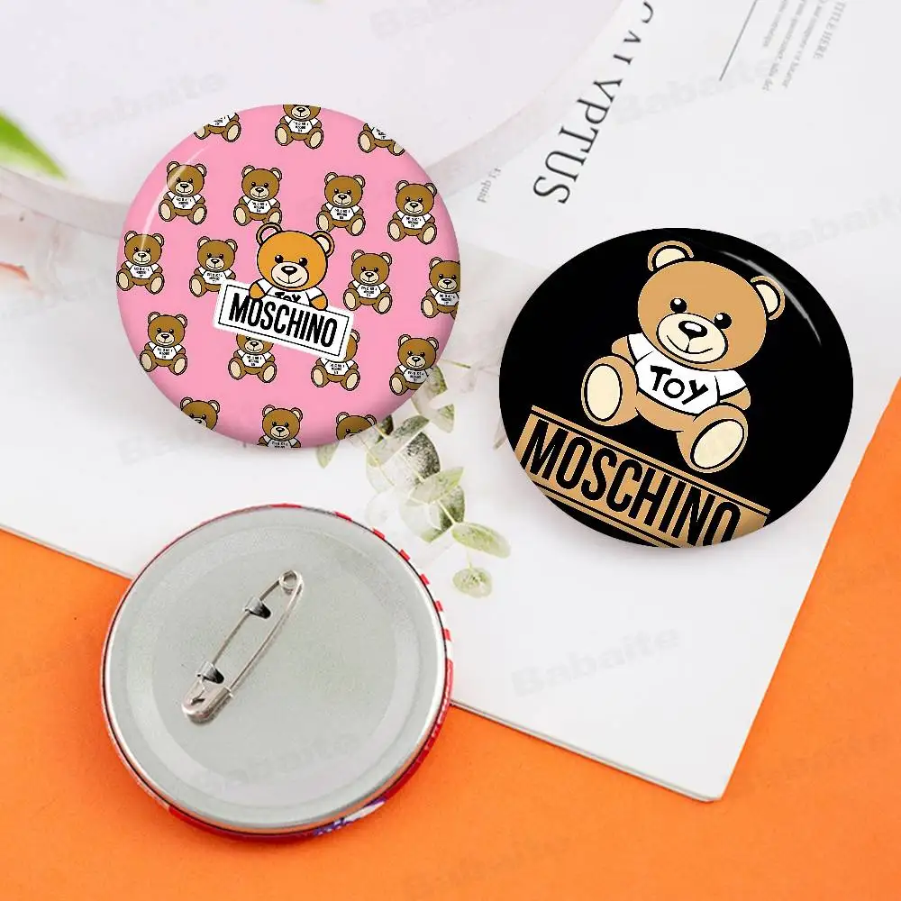 Фото Классический значок-брошь M-Moschino 58 мм с милой аниме-фигуркой, ручной работы, из жести, для рюкзака, одежды, украшения на грудь, подарки №3