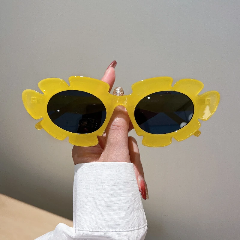 

GM LUMIAS New in Trendy Sunglasses for Women 2022 Fashion Flower Shape Candy Color Shades Eyewear Luxury Brand UV400 Sun Glasses