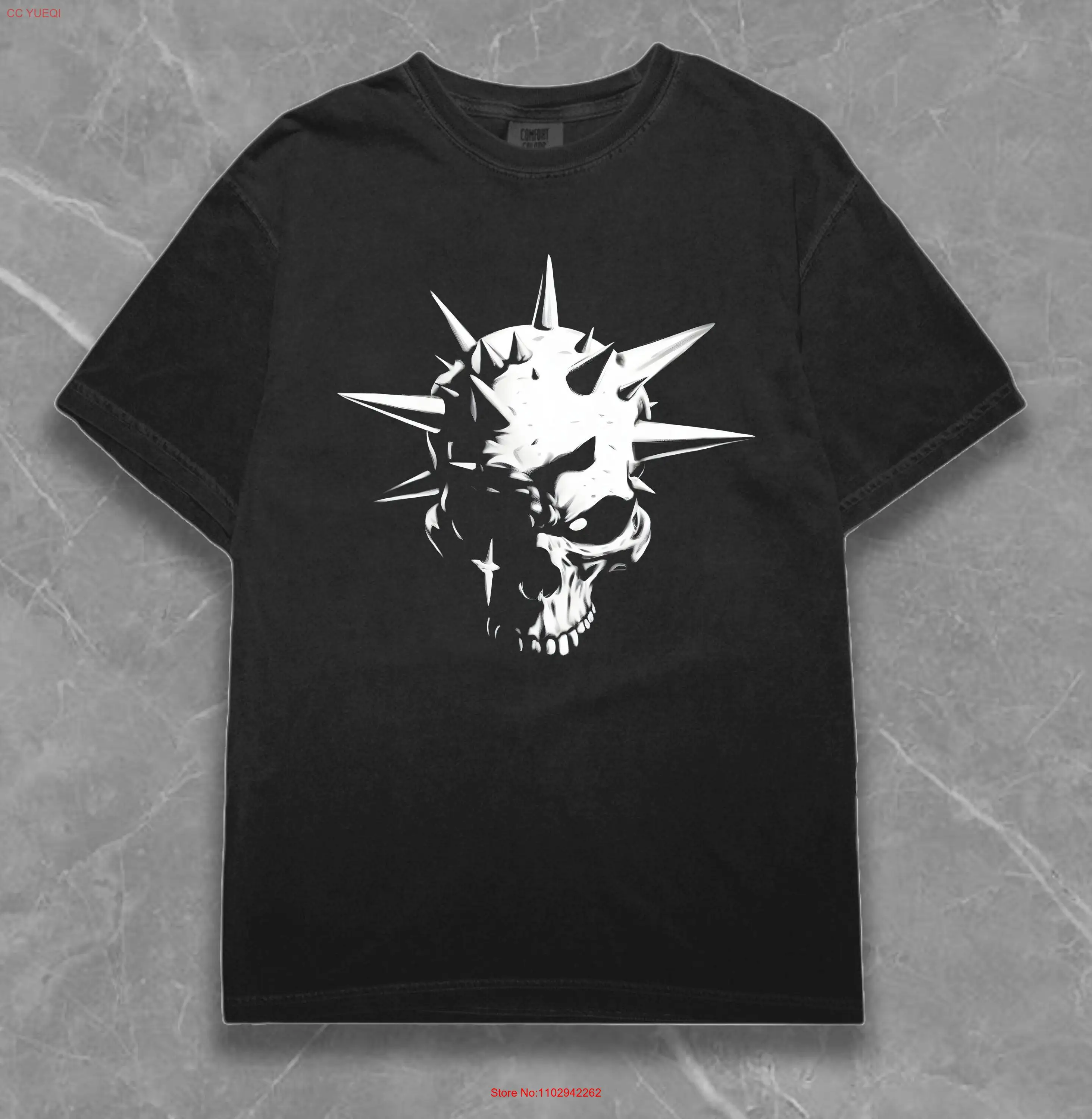 Футболка с черепом и колючим дизайном. Уникальная готическая одежда. Острый