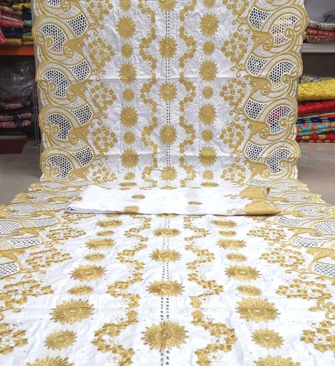 

Новинка, африканская базиновая богатая ткань Kakatex, Золотая парча, 100 хлопок, белый материал, 5 + 2 ярда, французское кружево для шитья свадебного платья