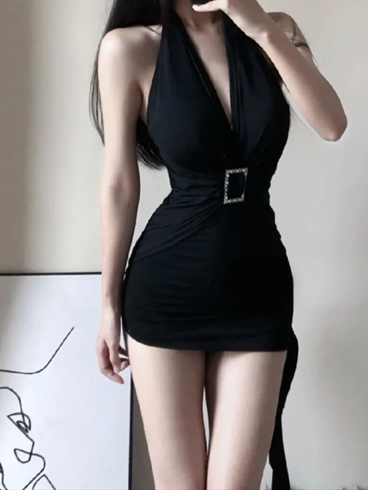 Женское платье с V-образным вырезом лямкой на шее