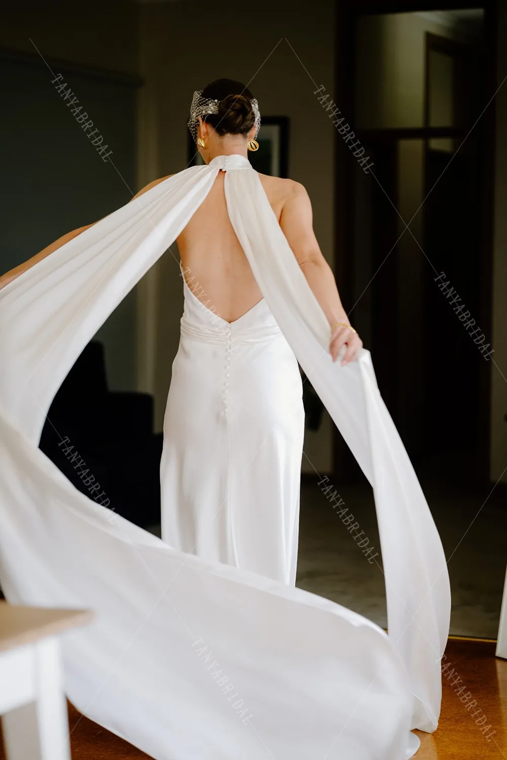 Мягкое атласное свадебное платье с глубоким V-образным вырезом и открытой спиной