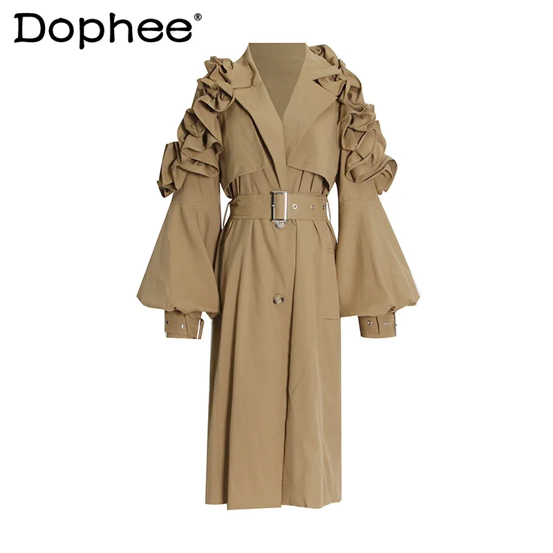 

Тренчкот средней длины с рукавами до локтей и оборками