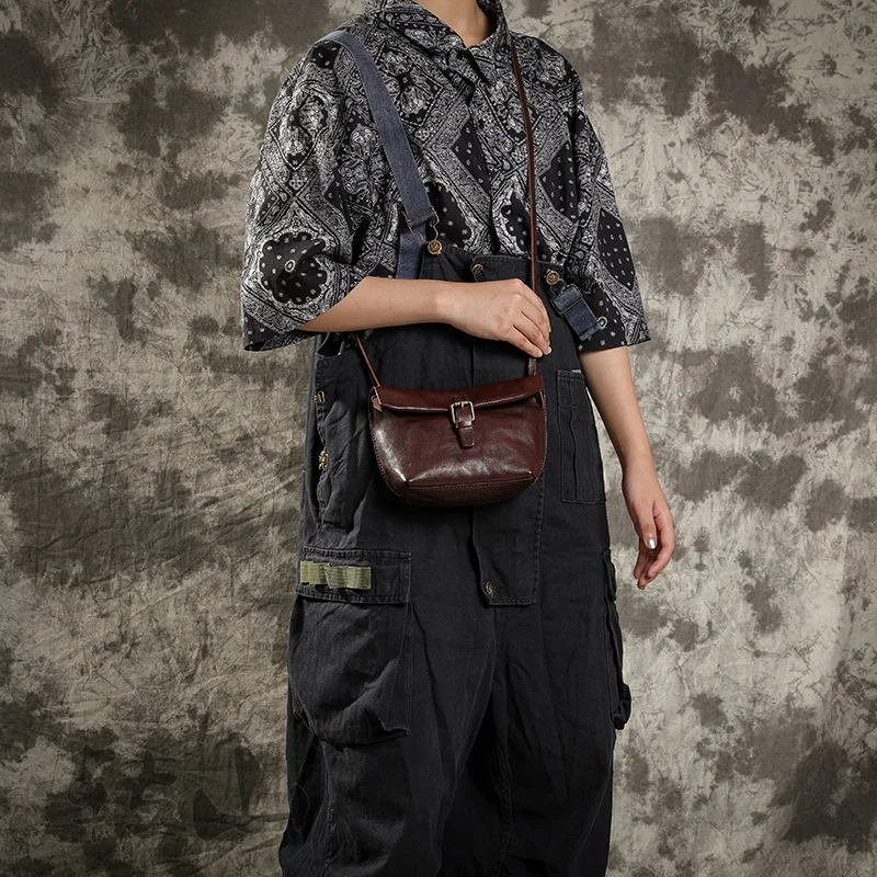 Fashionable Ladies' Rivet Shoulder Bag in Head Cowhide Leather