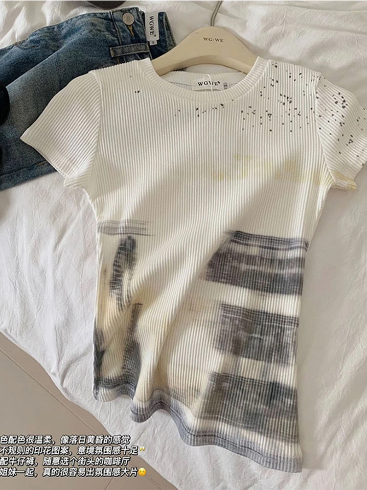 

Футболка женская трикотажная с коротким рукавом, круглым вырезом и принтом