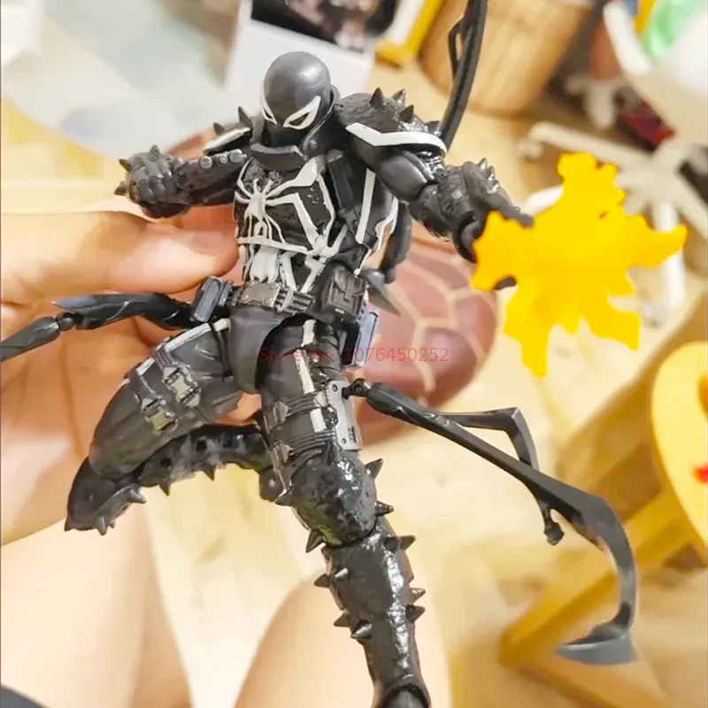 Экшн-фигурка из ПВХ Веном