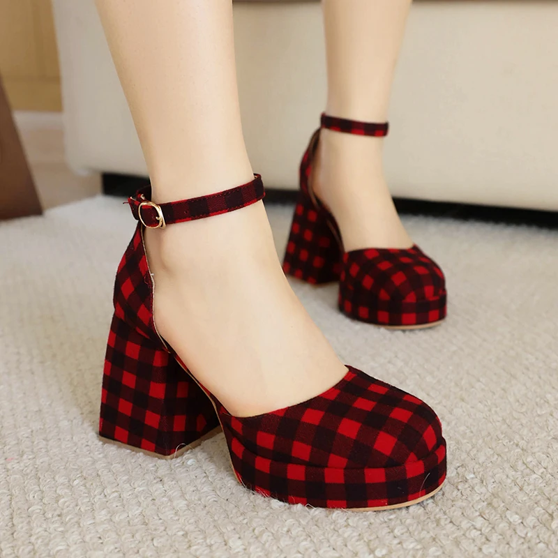 Женские сандалии в шахматную клетку эластичная ткань боковой вырез очень