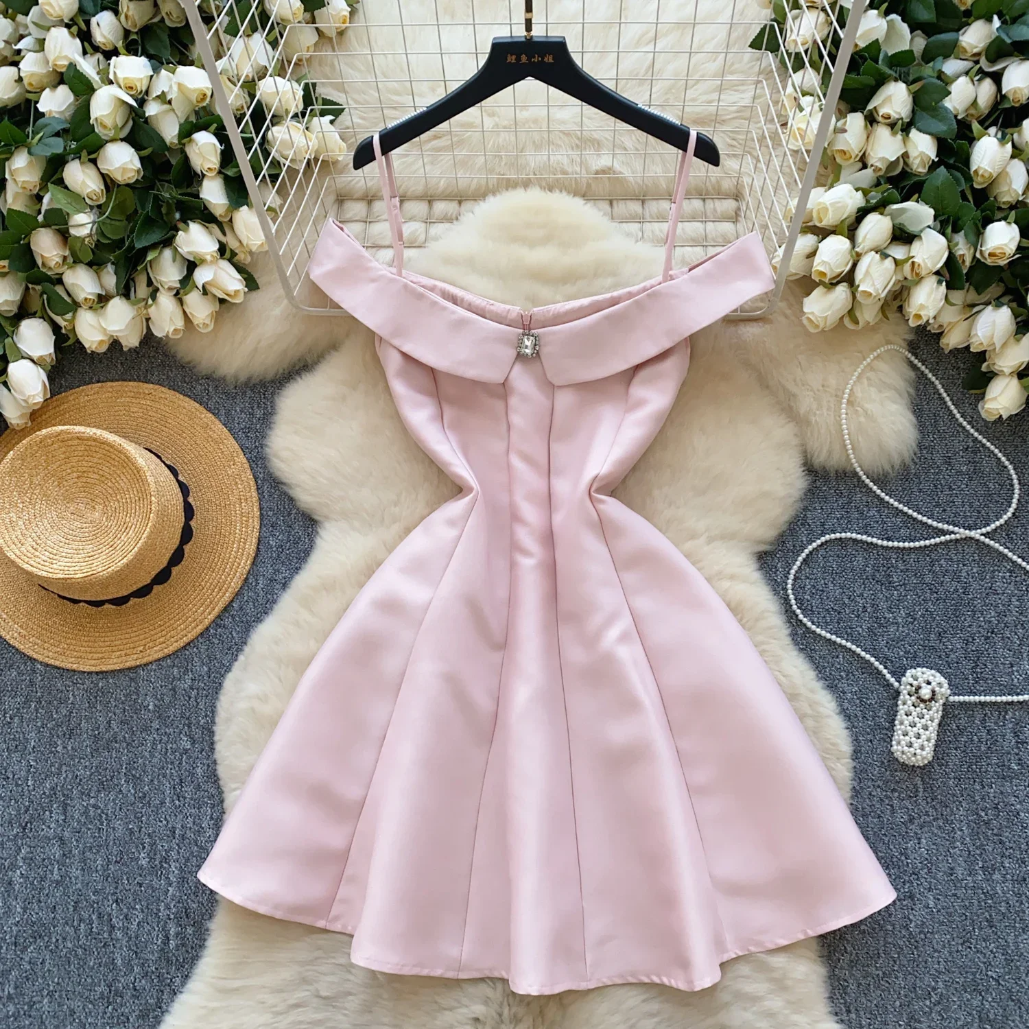 Женское платье без рукавов с разрезом на шее