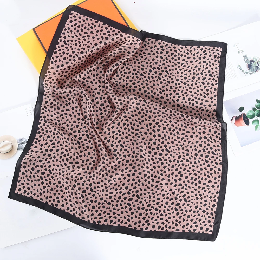 Шелковый шарф с леопардовым принтом 70x70 см