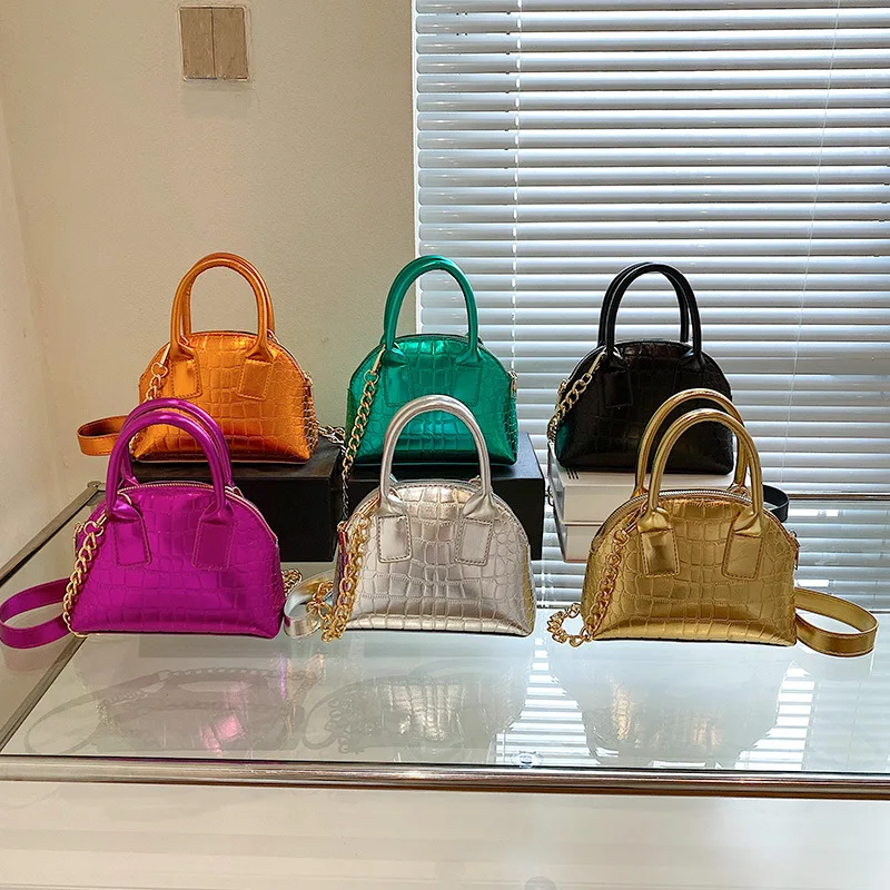 

Новая Маленькая женская сумка из толпы 2022 популярная кожаная сумка с яркой отделкой на цепочке осенне-зимняя креативная женская сумка чере...