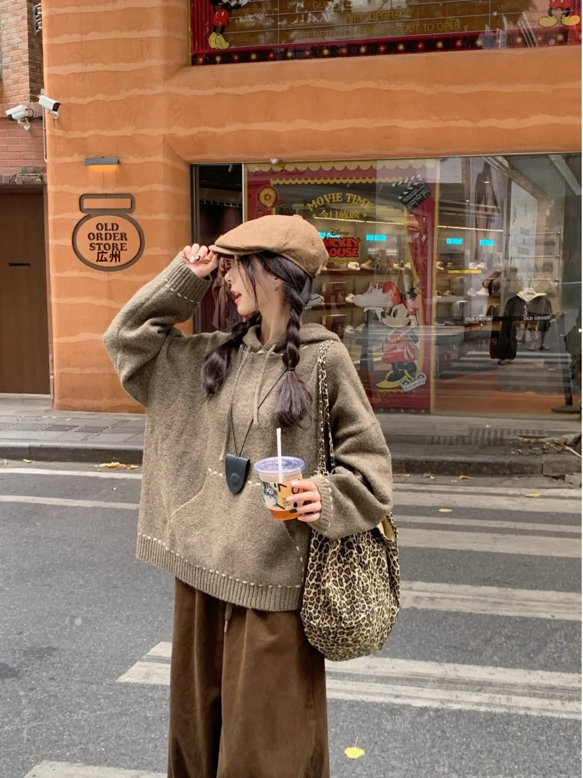 Мягкий клейкий свитер с капюшоном и открытой линией женский осенний 2024 новый