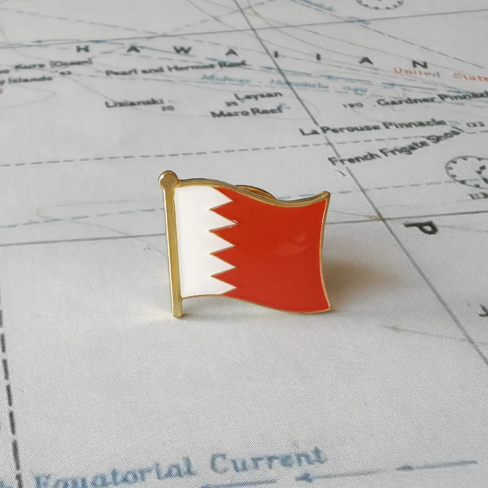 

Металлическая булавка с флагом Бахрейна
