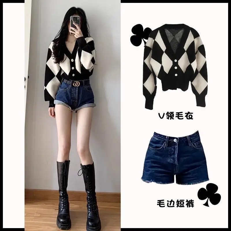 

Spring and Autumn Hong Kong Style Retro Fat Sister Large Suit 2022 New High-grade Sweater Slim Shorts Two-piece Set