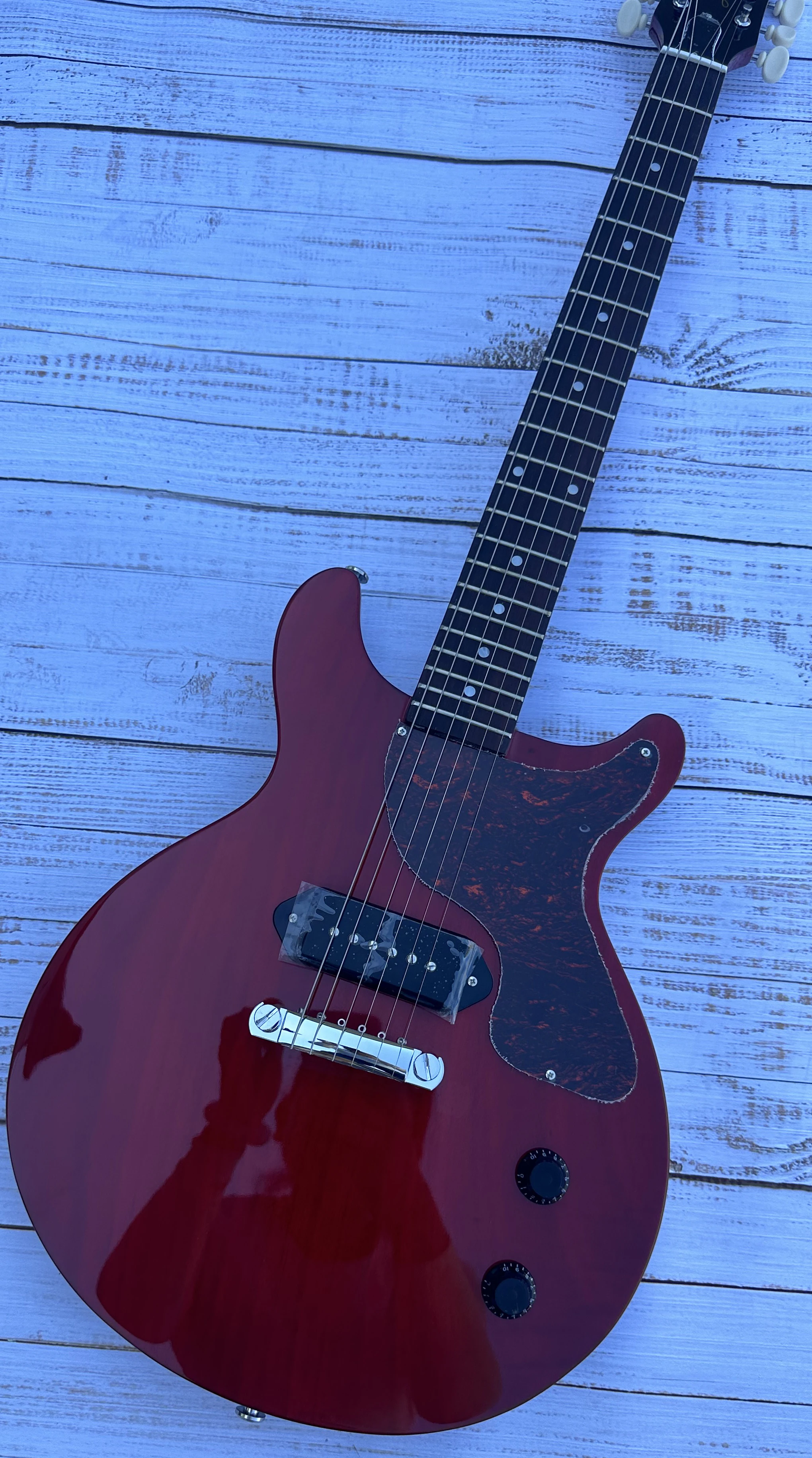 

Standard electric guitar, white pearl inlay, transparent red, retro tuner, in stock, lightning package