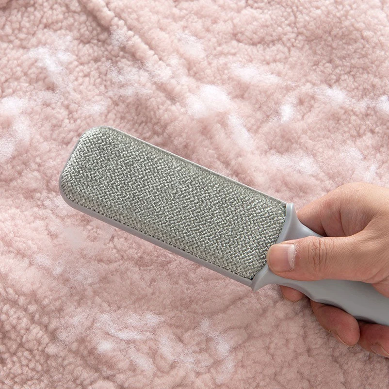 Электростатический роликовый аппликатор для удаления одежды и волос