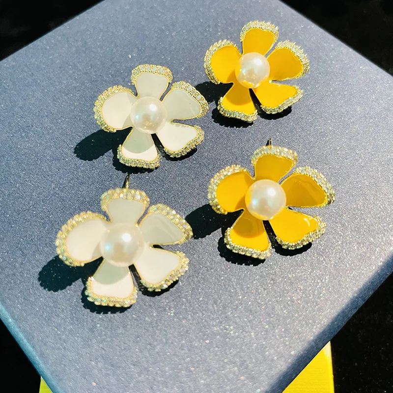 

Korean New Fashion Pearl Flower Stud Earrings for Girls Painted Drop Glaze Summer Sweet Ear Studs Women Luxury Jewelry
