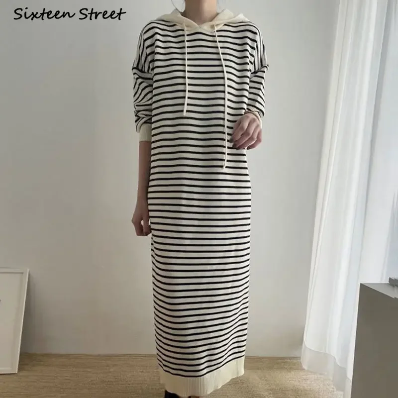 Длинное вязаное платье в полоску с капюшоном женское шикарное зимне-осеннее