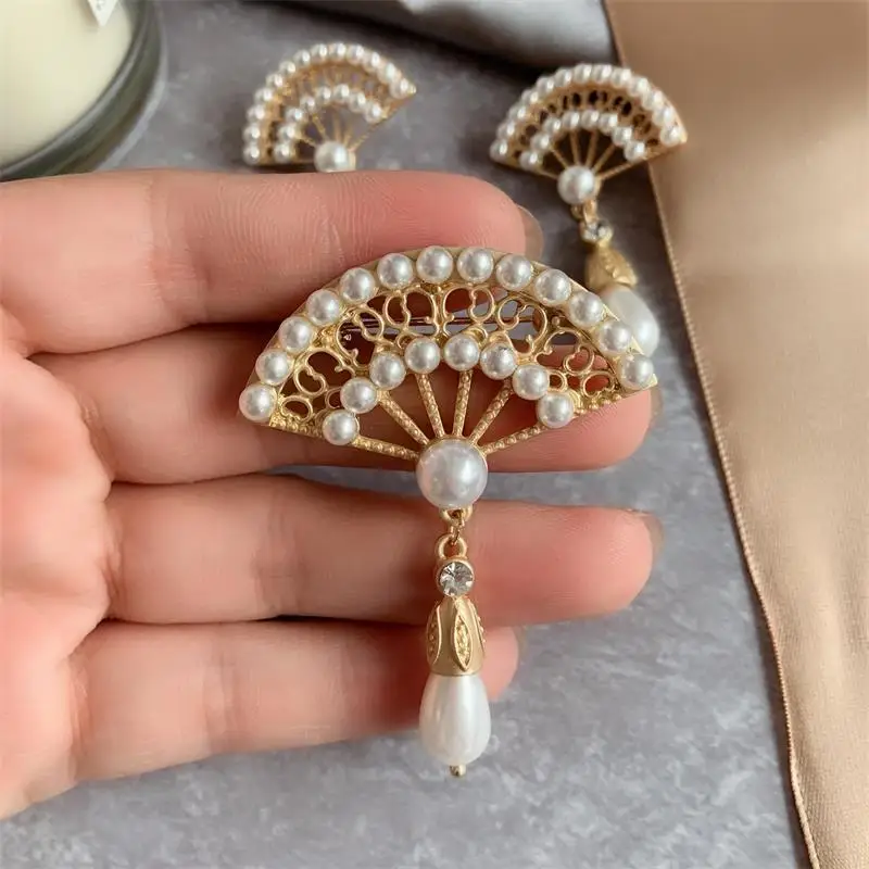 

New Fan-shaped Pearl Retro Palace Pin Brooch Dangle Earrings Set Temperament Pearl Pendant Lapel Pins Jewelry Accessories Gifts