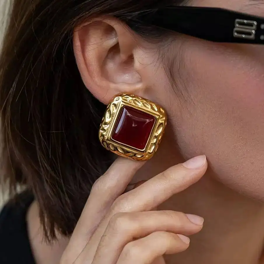 Фото Новые модные серьги-гвоздики PuRui из нержавеющей стали с позолотой 18K для женщин, винтажные квадратные серьги из красной и черной смолы, ювелирный подарок №2