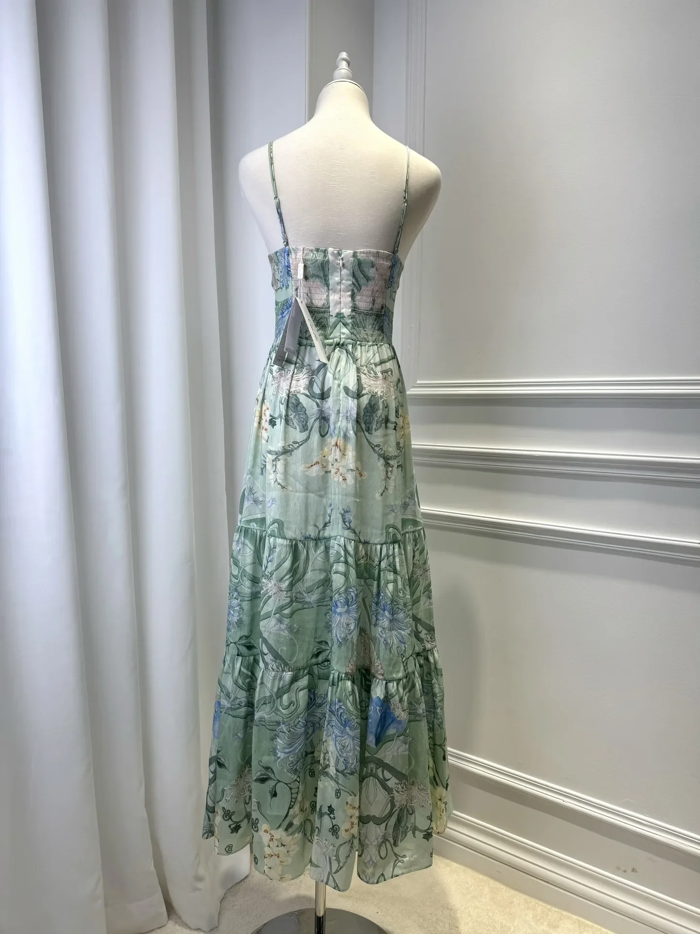 Женское длинное платье на бретельках шелковое с цветочным принтом весна-лето 2024