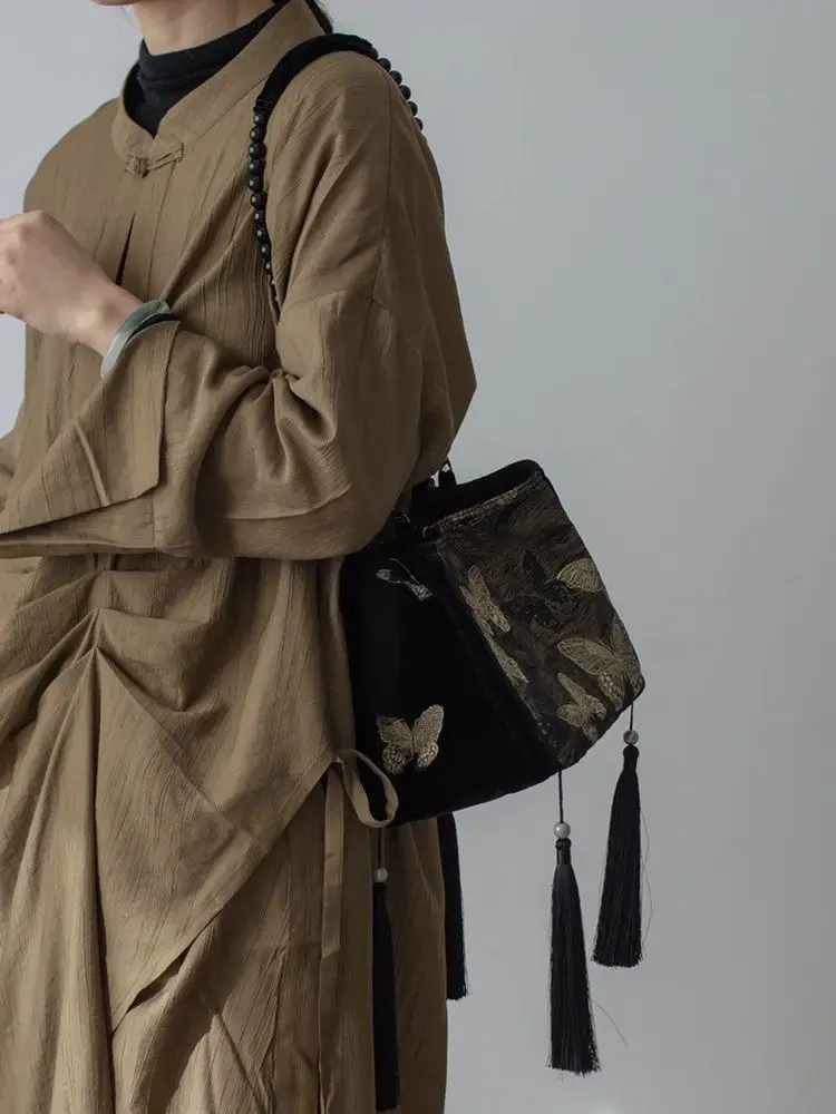 Новинка 2024 женская сумка-мешок через плечо с золотистой бабочкой и кисточкой