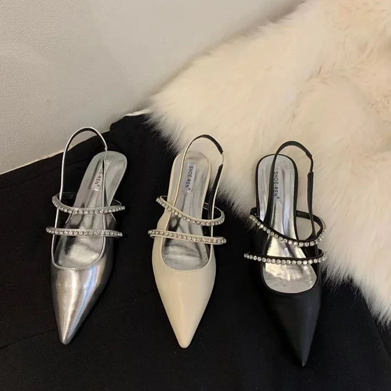 Женские туфли на плоской подошве с острым носком и стразами серебряные Lefu