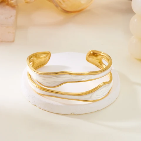 Открытый браслет Belleper из нержавеющей стали с белой эмалью