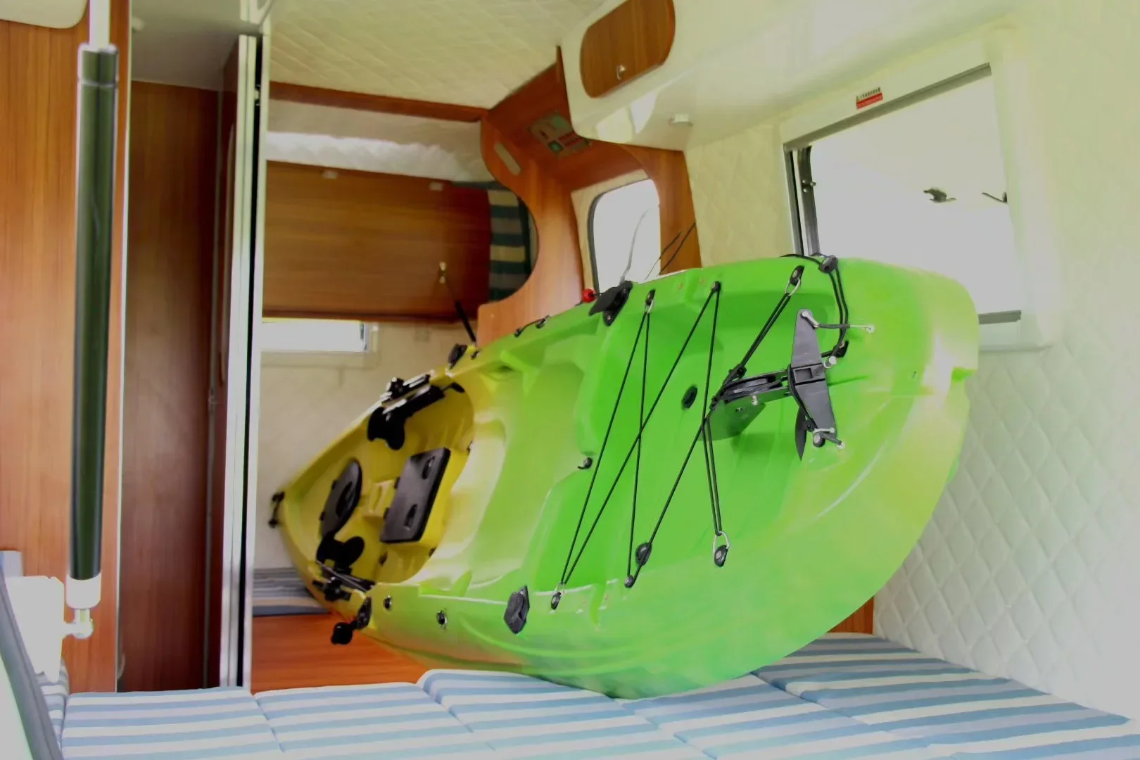 Буксирный караван заводской внедорожный небольшой кемперный прицеп