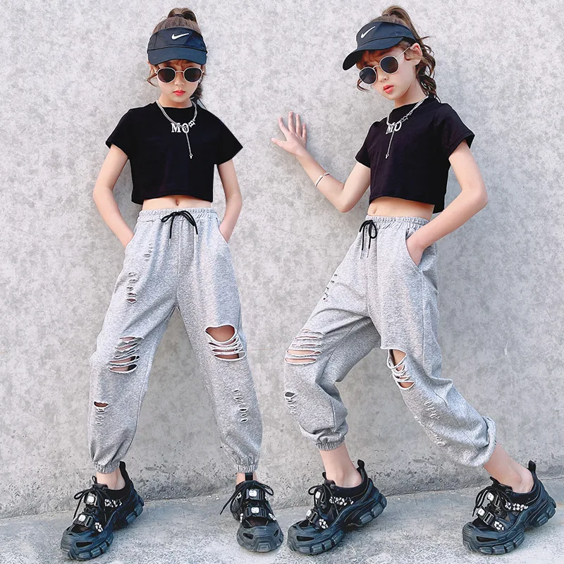 Детский спортивный костюм футболка с буквенным принтом и рваные брюки до