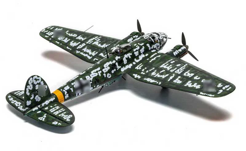 Коллекционная модель бомбардировщика He111 Fine 1/72