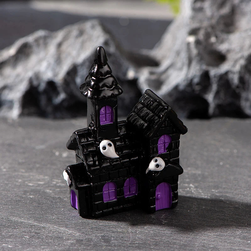 

Миниатюрный страшный дом из смолы