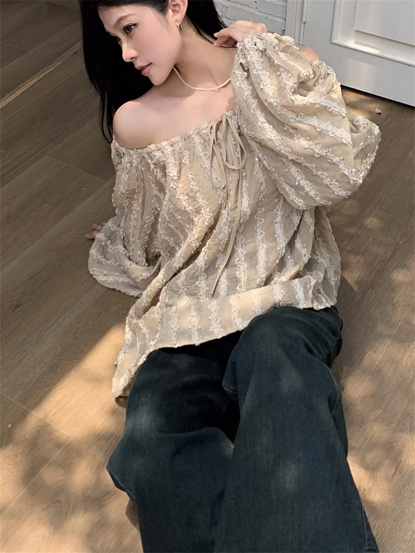 Женская блузка с рукавами-фонариками открытыми плечами