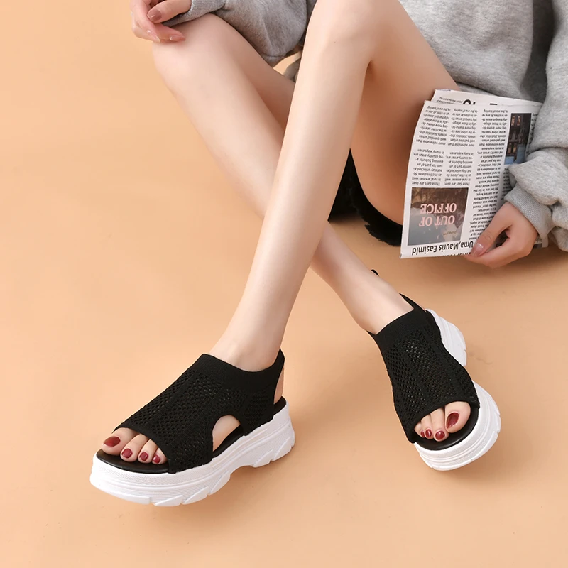 

Новинка лета 2022, кожаные женские сандалии на толстой подошве, спортивные разноцветные дышащие школьные сандалии с воздушной подушкой