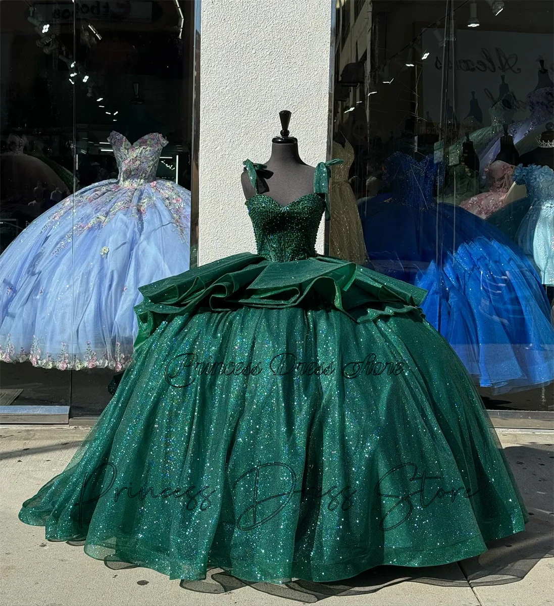 Элегантное изумрудно-зеленое платье принцессы 2025 бальное с открытыми плечами