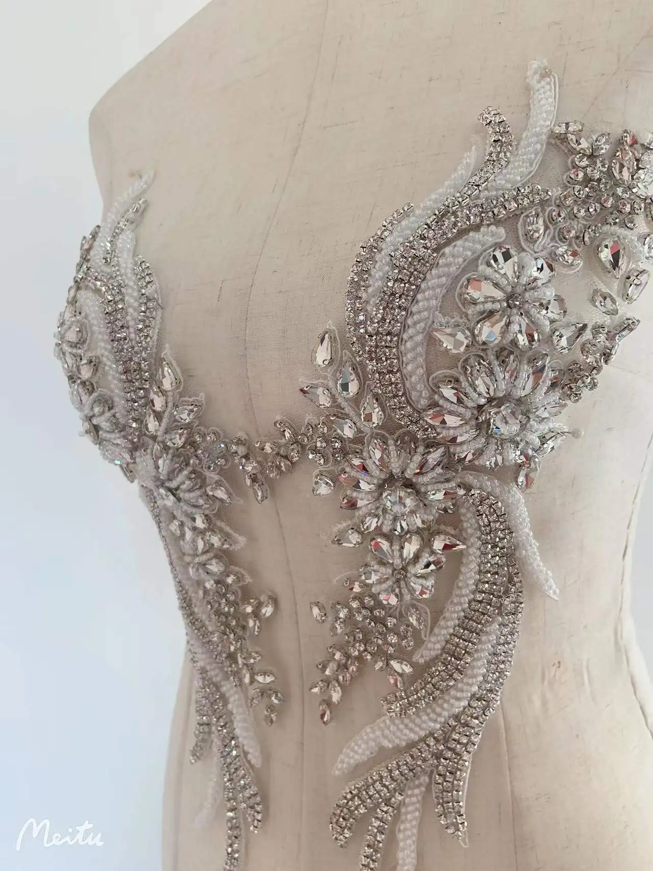 1 пара роскошных Стразы-аппликаций со стандартным цветочным рисунком для шитья