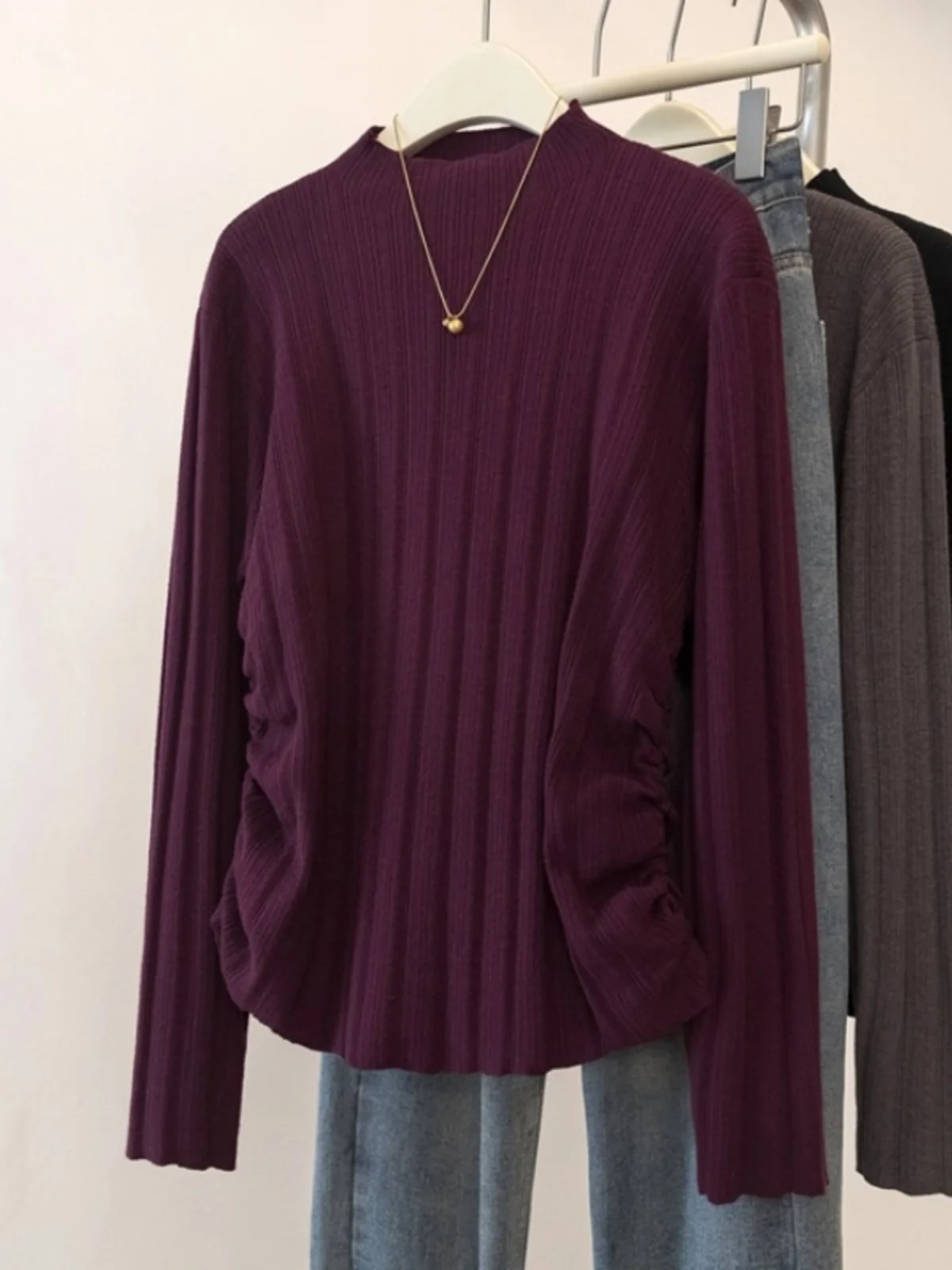 Фиолетовый вязаный свитер с полувысоким воротником и длинными рукавами женский