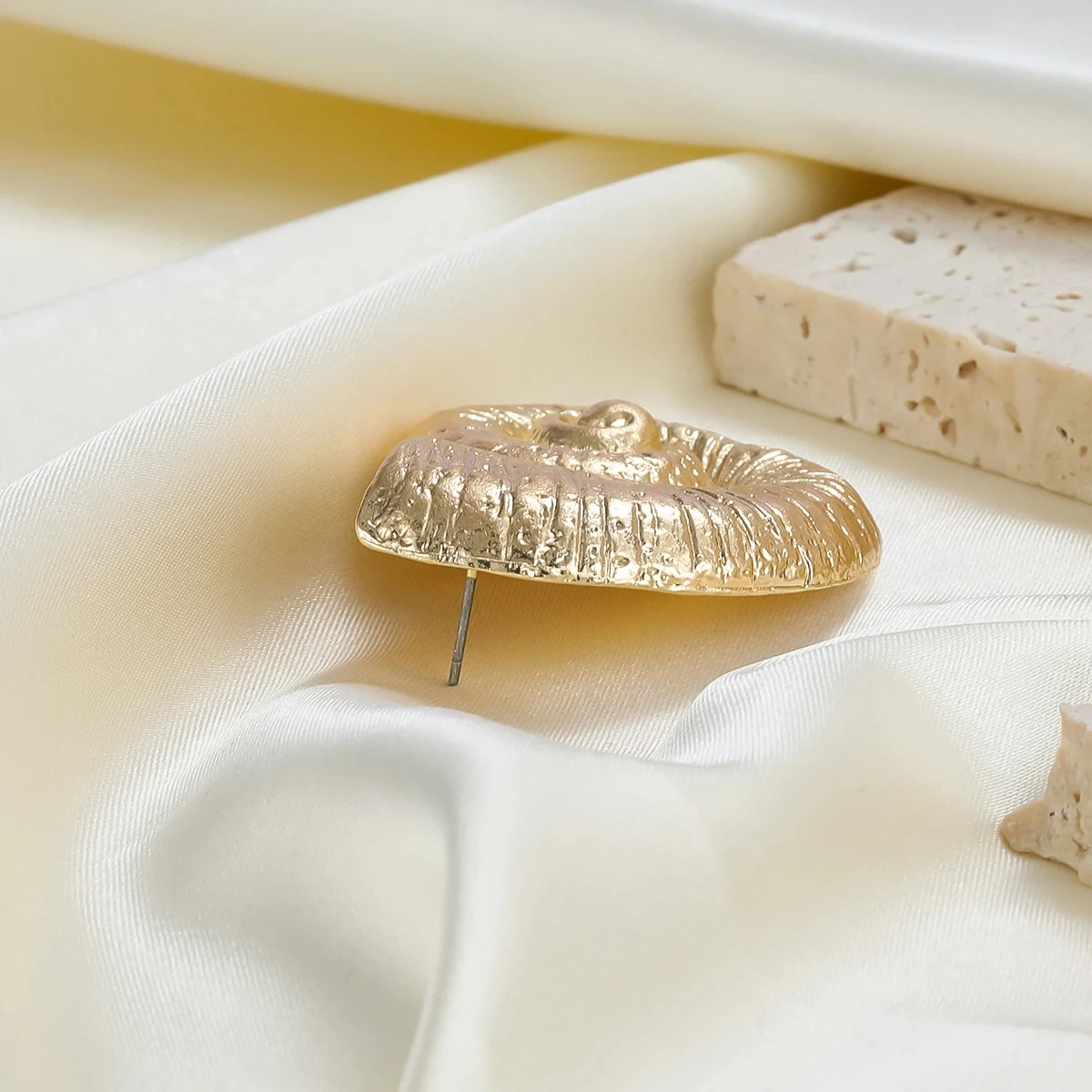 Металлические серьги в форме ракушки с улиткой