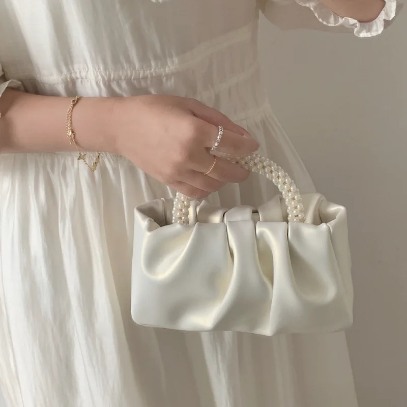 

2023 New Tide Fashion Round Pearl Handheld Pleated Cloud Bag Niche Temperament Single Shoulder Crossbody Bag