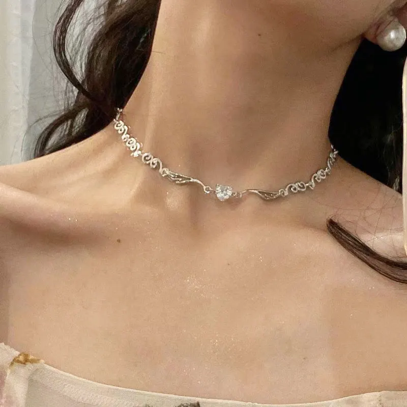 

Trend Irregular Spiral Silver Color Metal Choker Chain Necklaces for Women Fashion Love Heart Zircon Angel Necklace Jewelry Gift