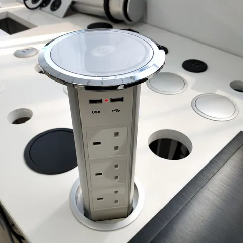 Полностью автоматическая выдвижная розетка с 3 розетками стандарта Великобритании, 2 USB-порта для кухни