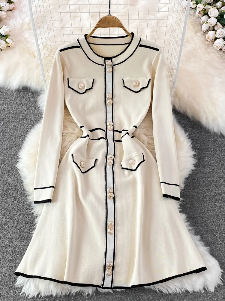 

Женское трикотажное платье-свитер с круглым вырезом и металлическими пуговицами