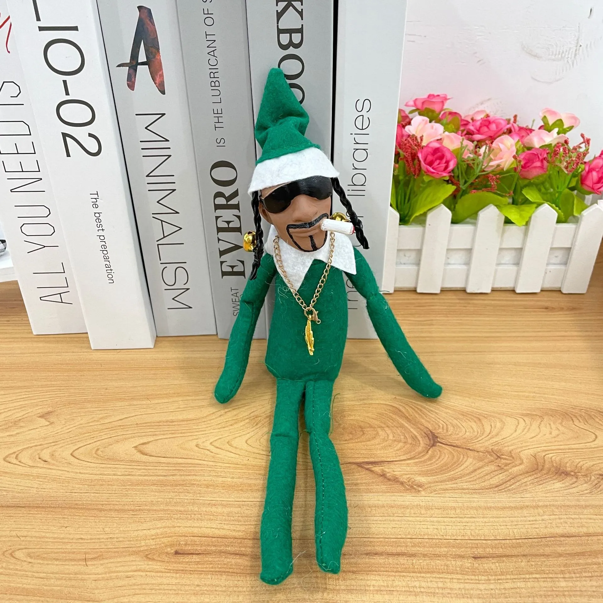 

Snoop on A Stoop Рождественский эльф кукла Elf Doll Lurcher на изгибе, удерживая сигарету на полке, материал, полимерная кукла, декор для рабочего стола