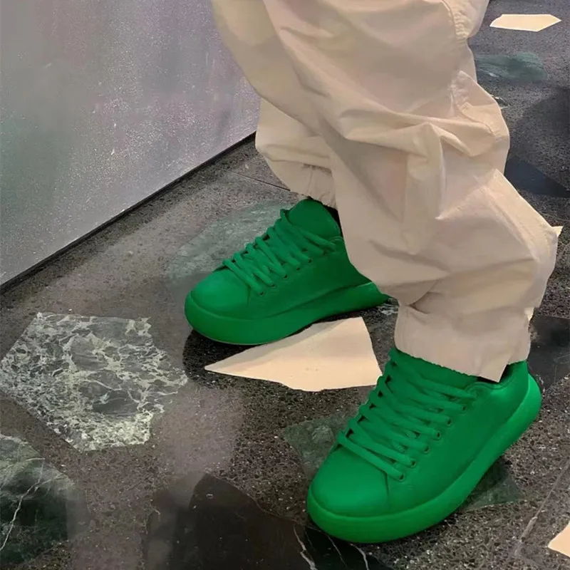 

Новые кроссовки на танкетке hHels со шнуровкой, Женские Дизайнерские однотонные спортивные туфли с круглым носком, обувь на толстой подошве из натуральной кожи для пар