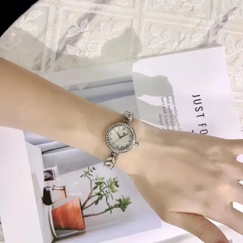 Женские кварцевые часы с бриллиантовым браслетом