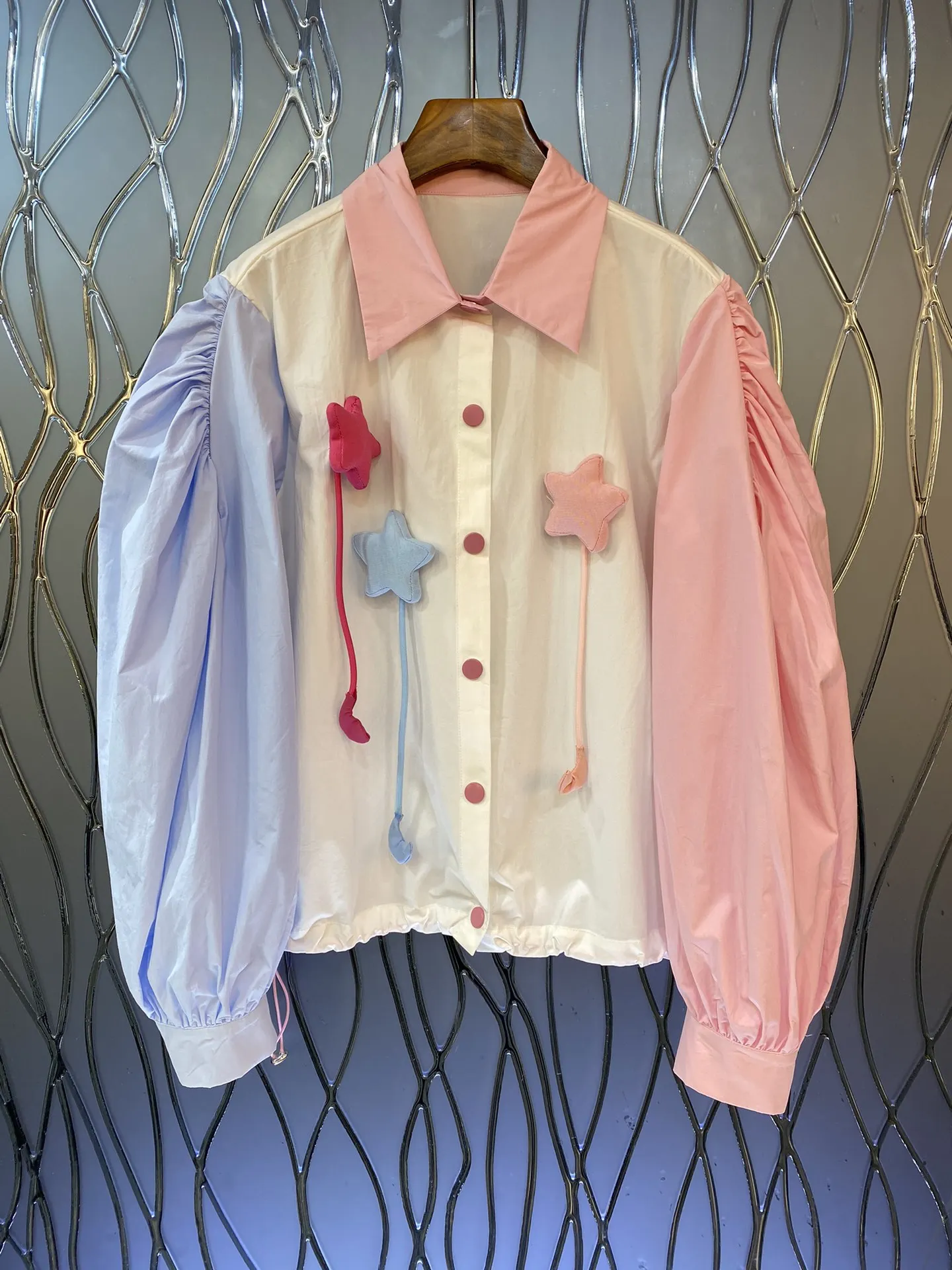 

2023 осень и ранняя зима модная новинка Женская одежда Топ контрастных цветов с трехмерным орнаментом и отворотом 0802