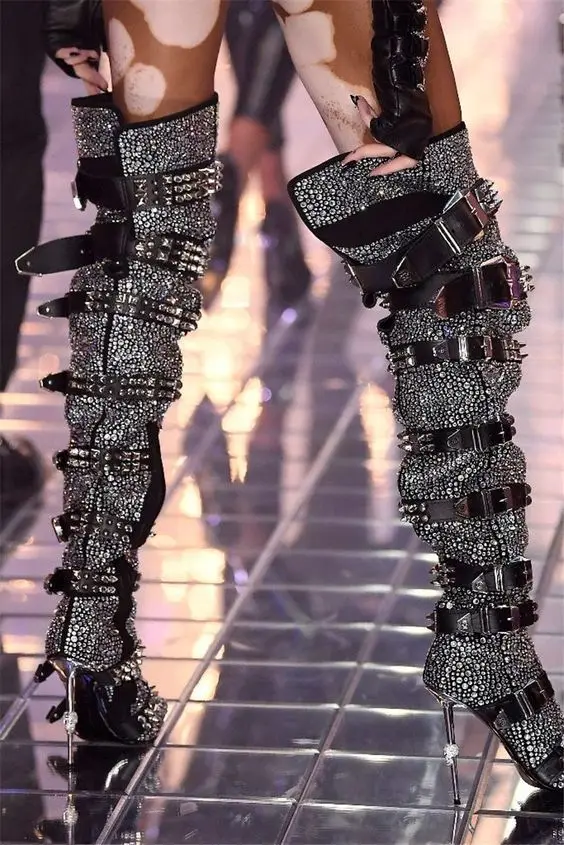 

Блестящие женские высокие сапоги выше колена с металлической пряжкой с несколькими ремнями, на молнии сбоку