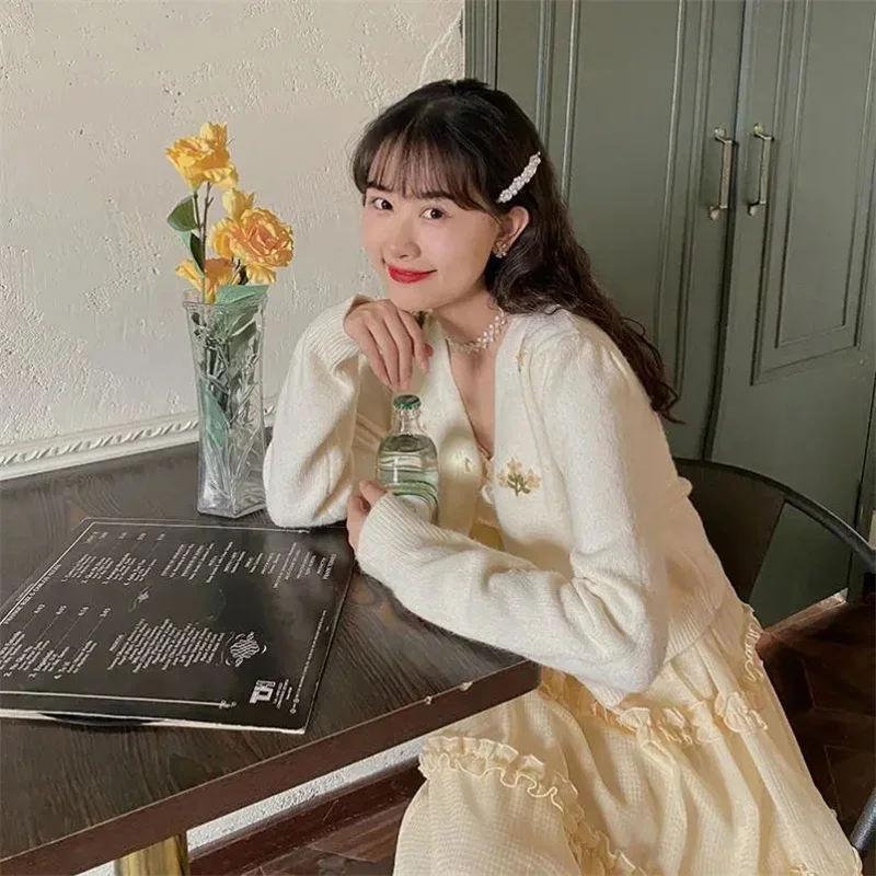 Женский короткий кардиган с вышивкой и V-образным вырезом