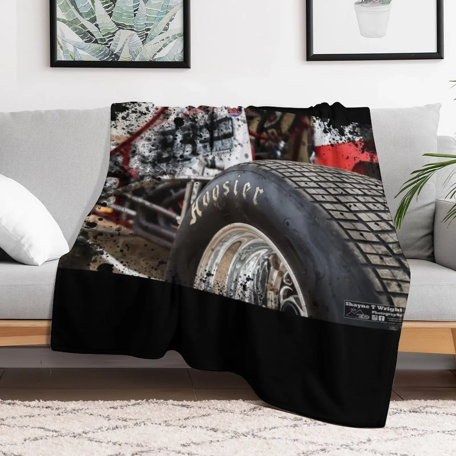 Автомобильная шина Hoosier Sprint на выставке. Одеяло мягкое большое одеяло для дивана